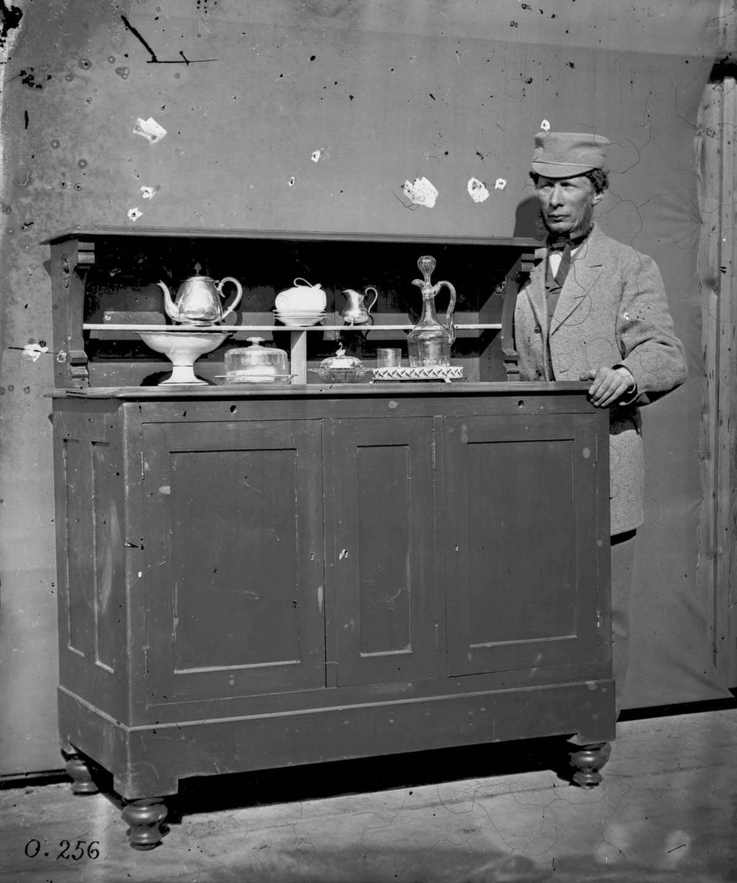 På dette bildet poserer Martin Nord selv med en av sine isbuffeter, et kjøleskap som også fyller rollen som stuemøbel.
