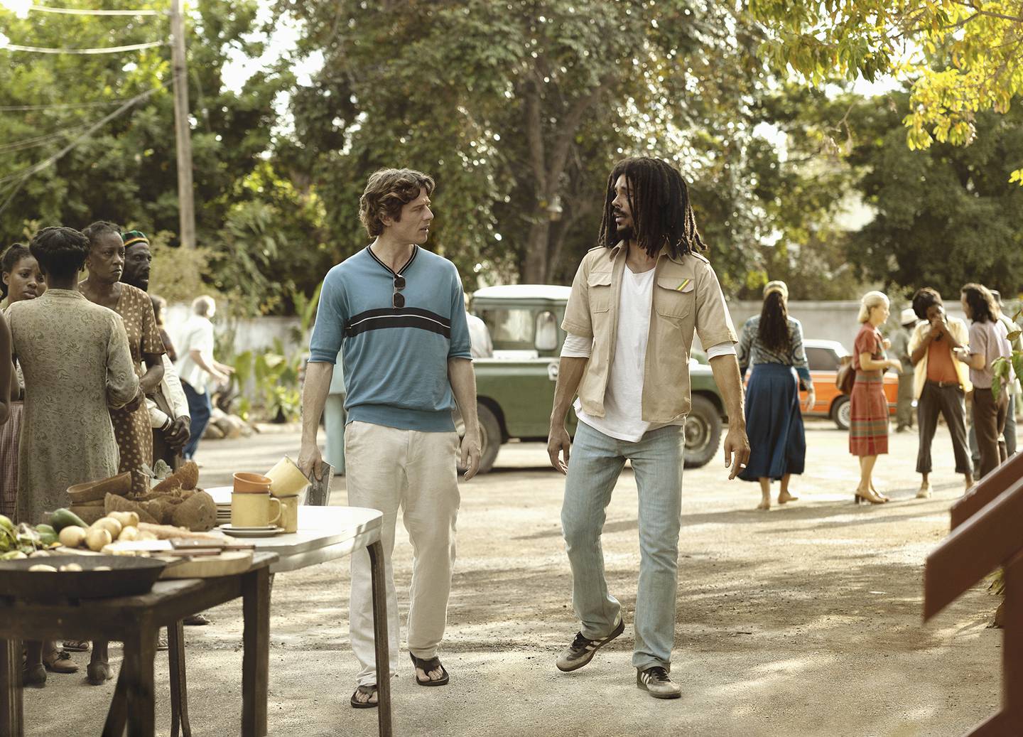 Kingsley Ben-Adir som Bob Marley i filmen "One Love", sammen med James Norton som spiller Chris Blackwell, grunnleggeren av plateselskapet Island.