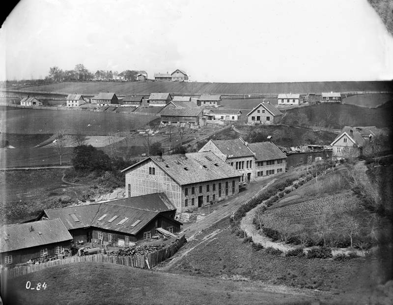 Øverst i dette bildet fra 1870 ser du Vålerengen hovedgård. Kirka var ennå ikke bygget. Husrekka rett under er Hylla i Enebakkveien. 
