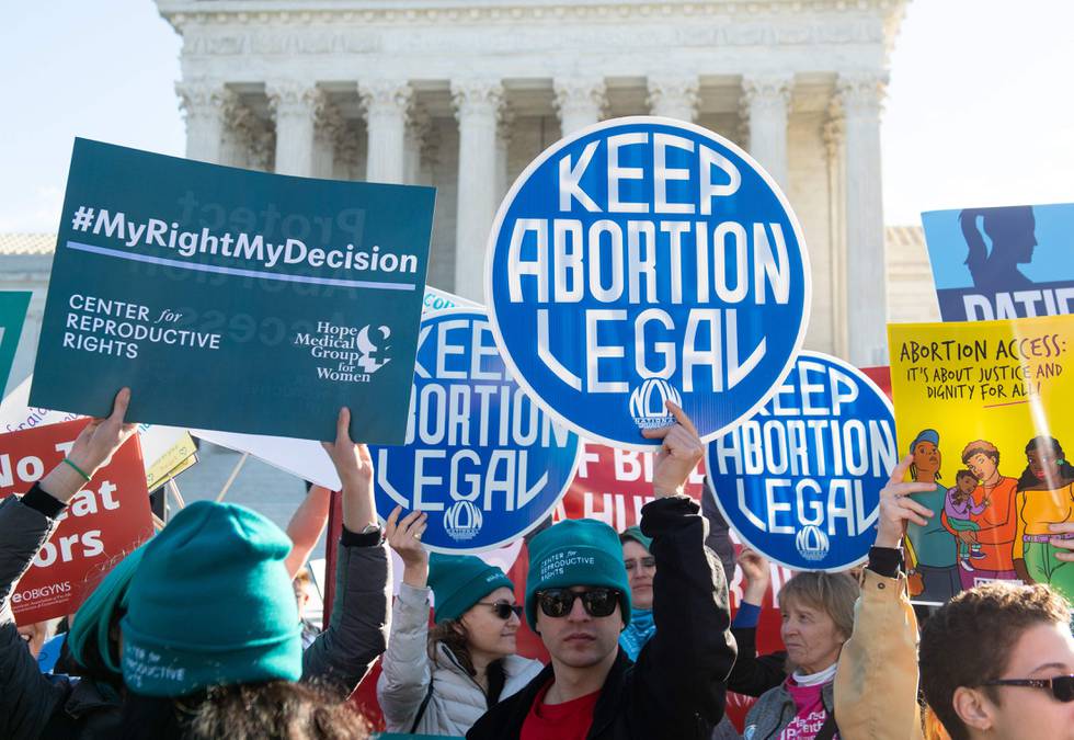 Forkjempere for retten til abort demonstrerte utenfor høyesterett i USA i fjor.