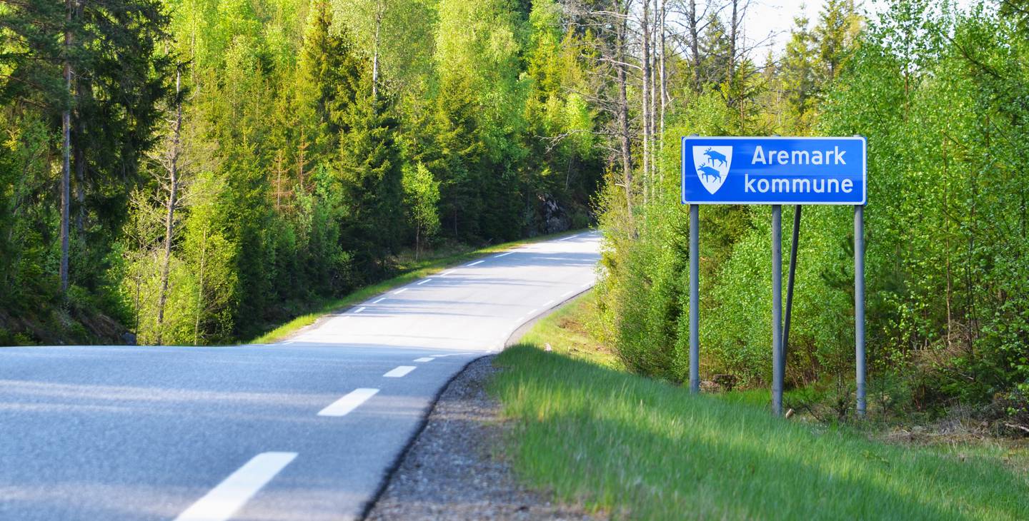 Aremark kommune ligger sørøst i Østfold og grenser i hele sin lengde mot Sverige. Kommunen har et totalt areal på 322 kvadratkilometer, hvorav 7 prosent utgjør dyrket mark, 81 prosent skog og 12 prosent vann, bebygget areal eller annet.