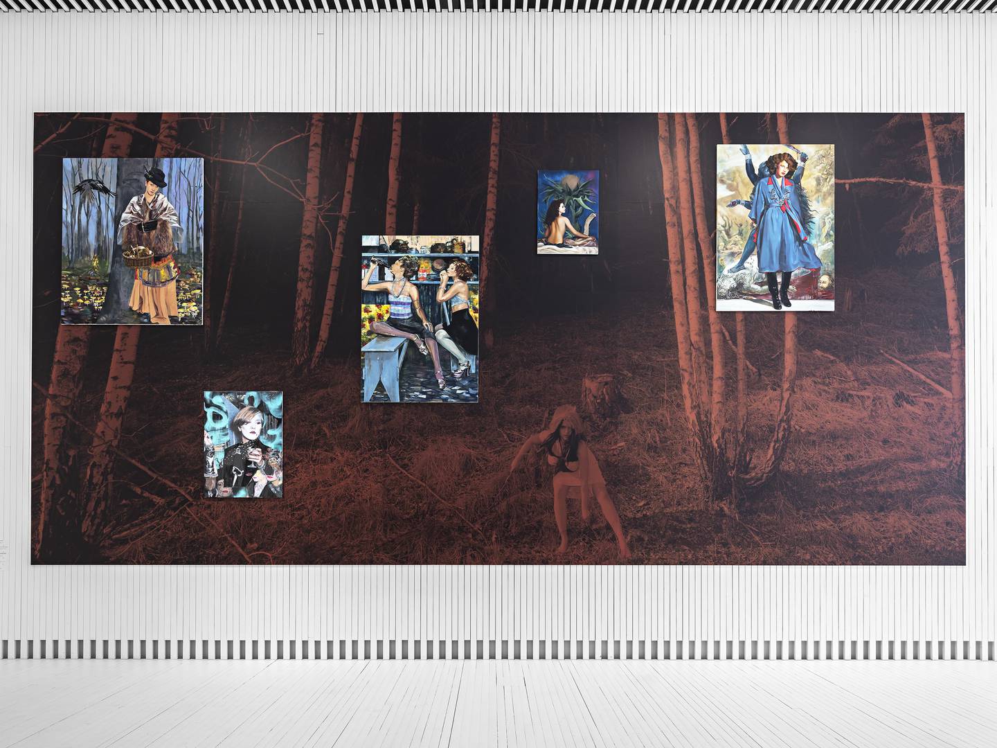 Et gigantisk fotografi fra fremføringen «Squelchy Garden Mules and Mamunas» er bakgrunnsbilde for fem malerier. «Kali» til høyre. Installasjonsfoto fra Paulina Olowskas utstilling i The Twist.
Foto: Vegard Kleven