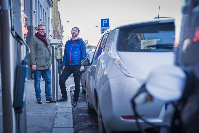 Høyres gruppeleder i bystyret, Eirik Lae Solberg (t.h.), og leder i Oslo Venstre, Espen Ophaug, vil ha 1.600 nye ladepunkter i året.