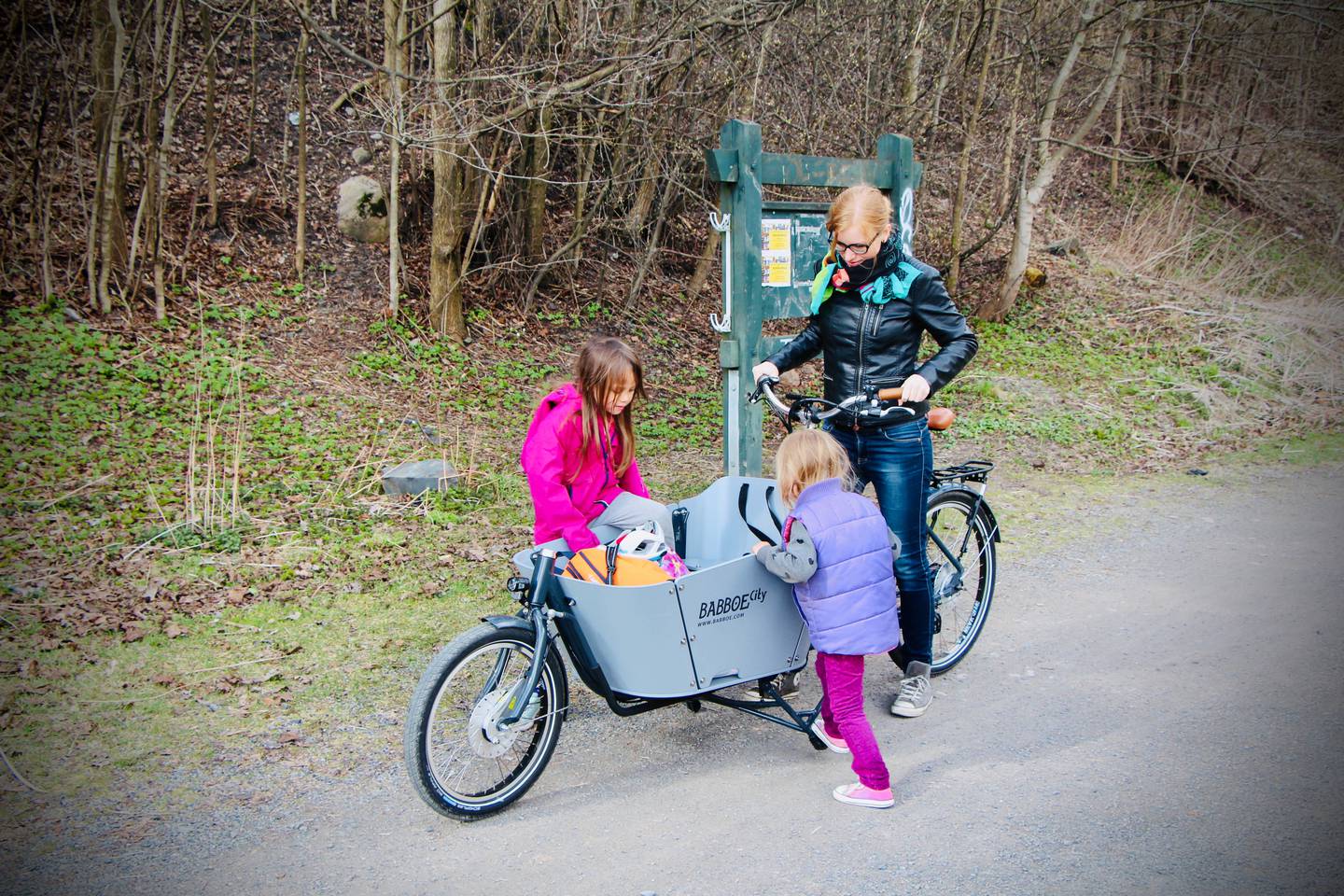 Anne Linn Kumano-Ensby og ungene på tur med kassesykkel.