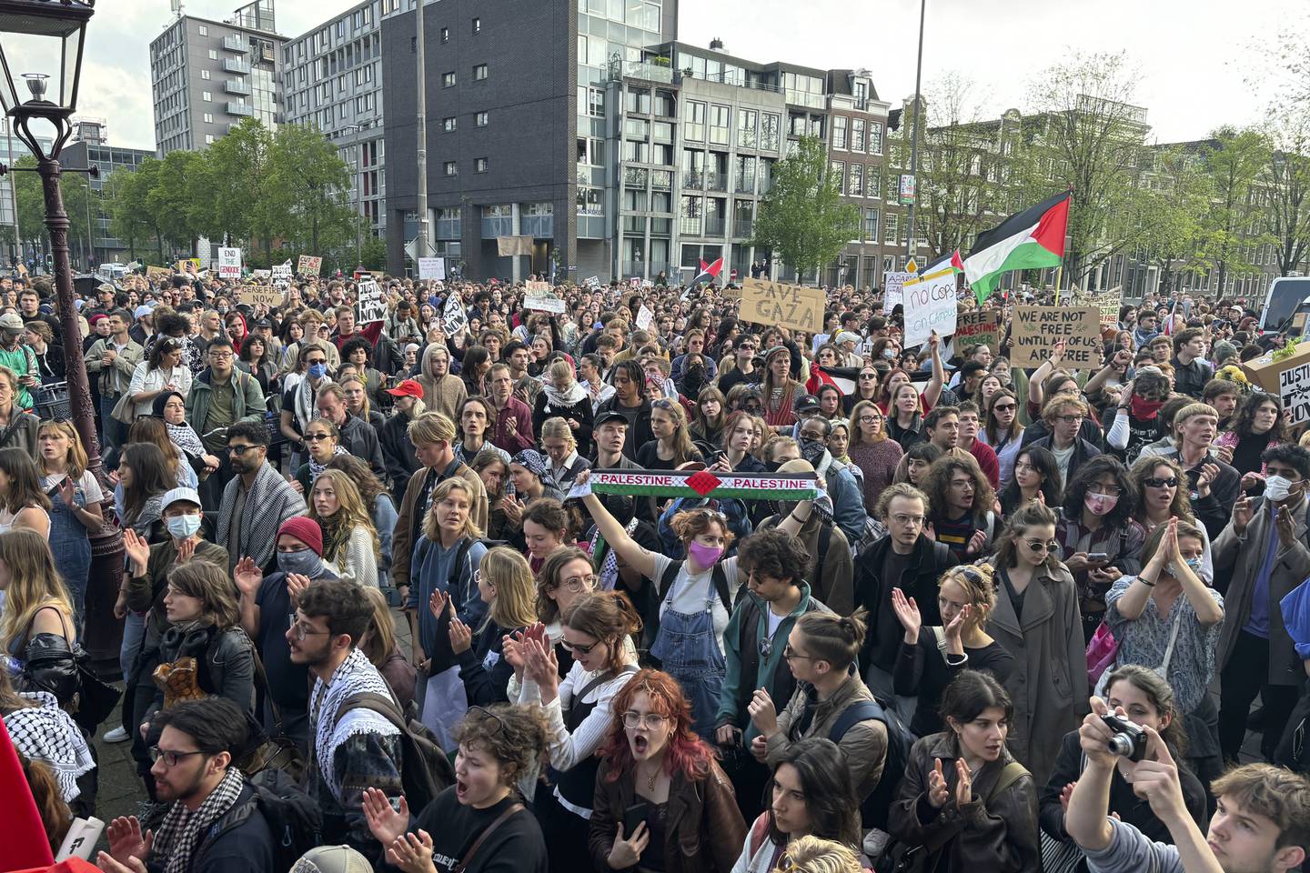 Studenter ved universitetet i Amsterdam demonstrerer i solidaritet med palestinerne på Gazastripen tirsdag.
