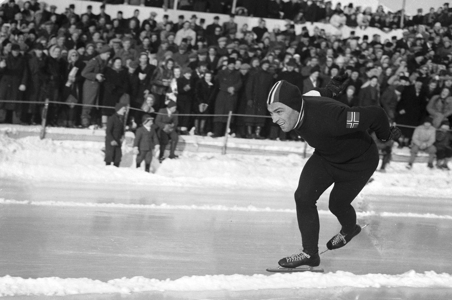 Sverre Farstad inn til seier på 1.500-meter under EM på Hamar i OL-sesongen 1948. To års senere begynte han som journalist i Arbeiderbladet. Foto: NTB