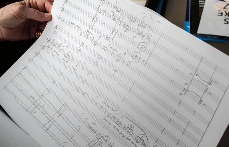 Synne Skouen skriver partituret for hånd – ikke noe digitalisert noteark der i gården.