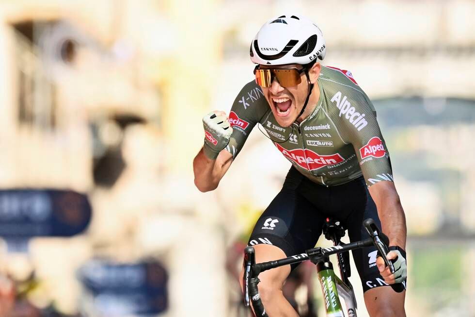 Stefano Oldani jubler for sin seier på torsdagens 12. etappe i Giro d'Italia. Foto: Fabio Ferrari, LaPresse via AP / NTB