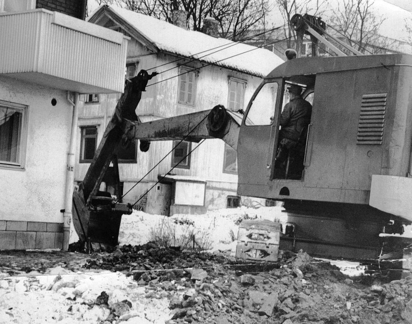 1963: Tverrbakken 13 rives. Boligbyggelaget USBL skal bygge blokk. FOTO: PRIVAT