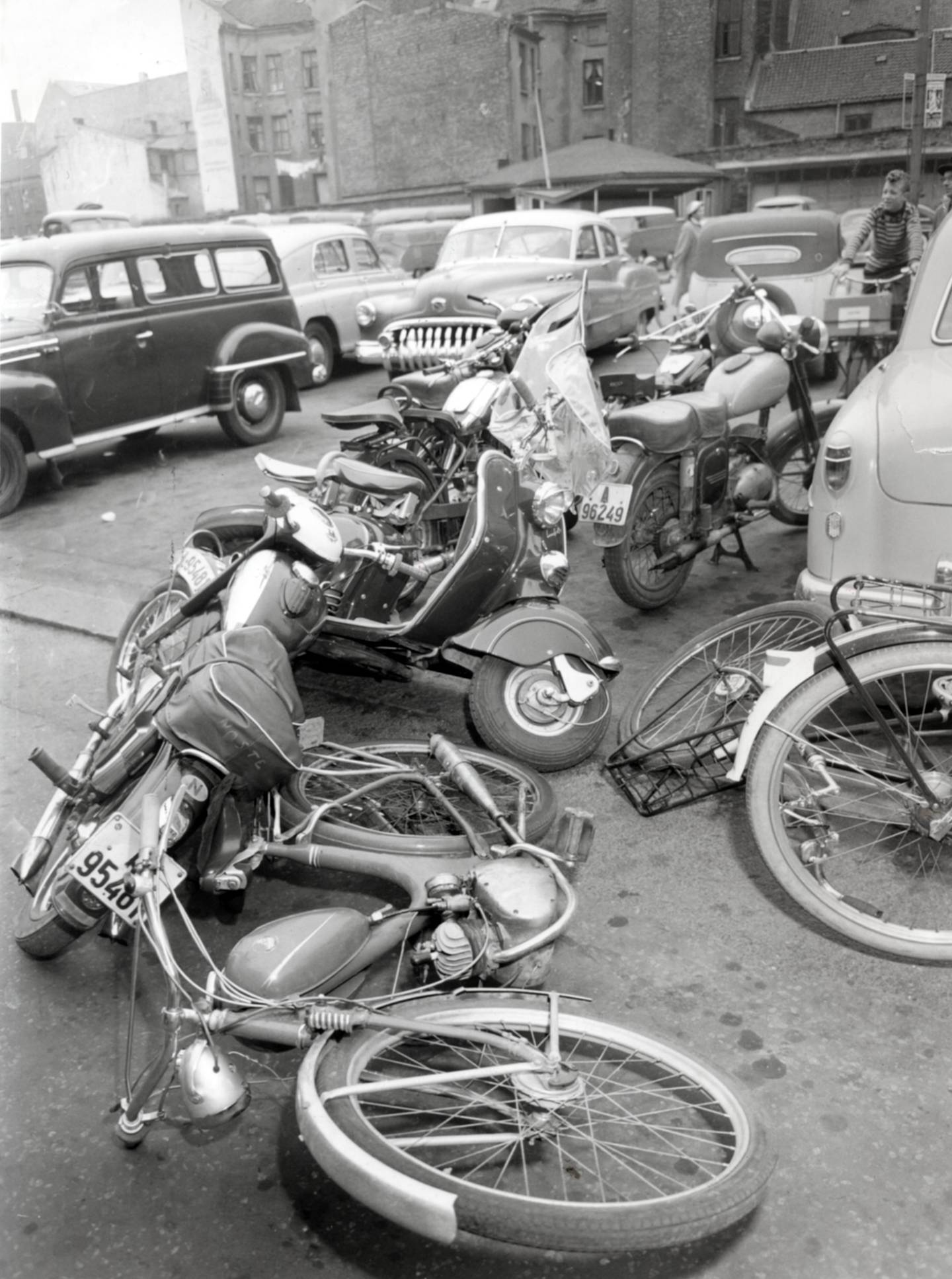 Ungdom har satt fra seg sykler, mopeder, scootere og motorsykler utenfor Sentrum kino 20. september 1956 for å se filmen Rock around the Clock. På kvelden startet opptøyer som varte i tre dager.