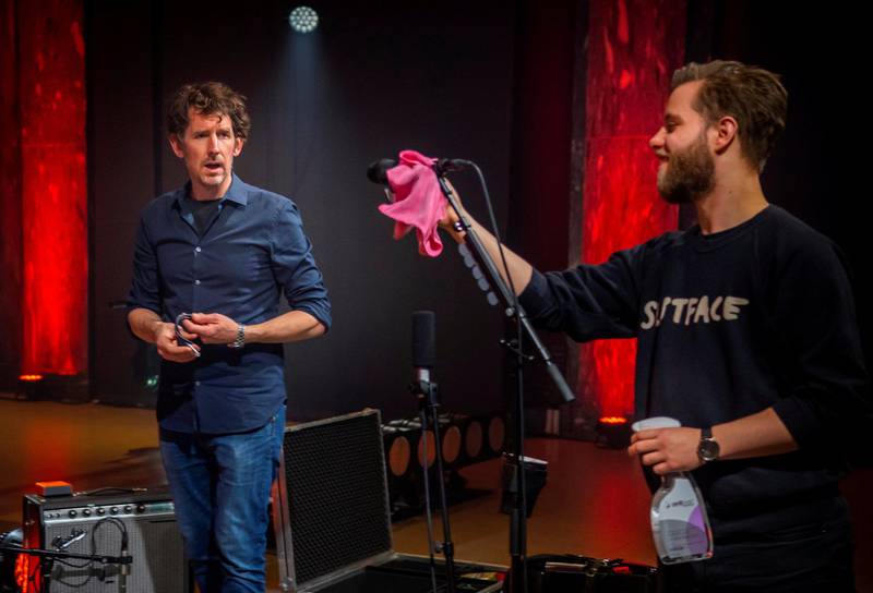 Lydtekniker Martin Sagen vasker mikrofonen med Antibac før Odd Nordstoga spiller inn koronerulling-konsert i ensomhet på Sentralen i Oslo.