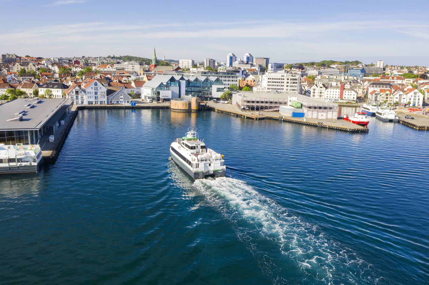 Elektriske hurtigbåter er det neste for Norled, som planlegger å komme i gang med det fra 2024 i Oslofjorden. Bildet viser en av Norleds tradisjonelle hurtigbåter på vei inn til Stavanger.