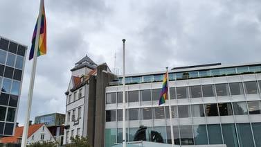 Domkirkeplassen: Brente tauet til transflagget