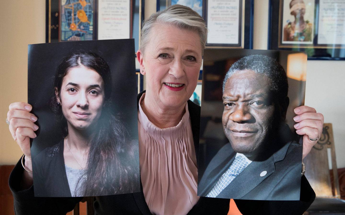 DELT I TO: Berit Reiss-Andersen, leder av Nobelkomiteen, med bilde av Denis Mukwege og Nadia Murad. FOTO: NTB SCANPIX