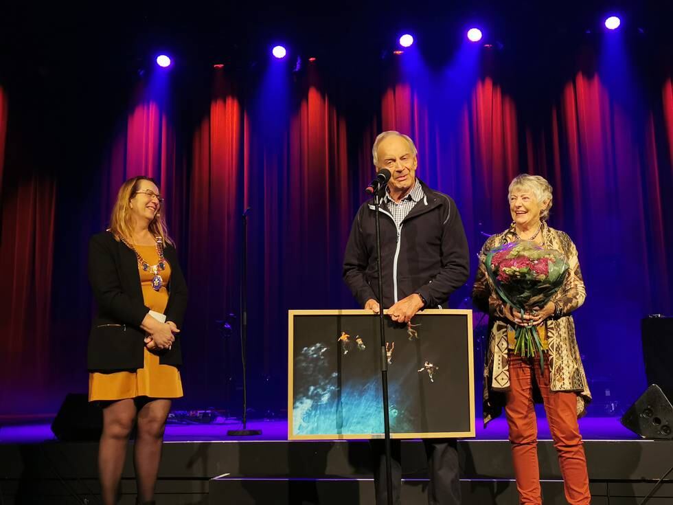 Jorunn og Svein Nordbøe fikk overrakt prisen av varaordfører Dagny Sunnanå Hausken.