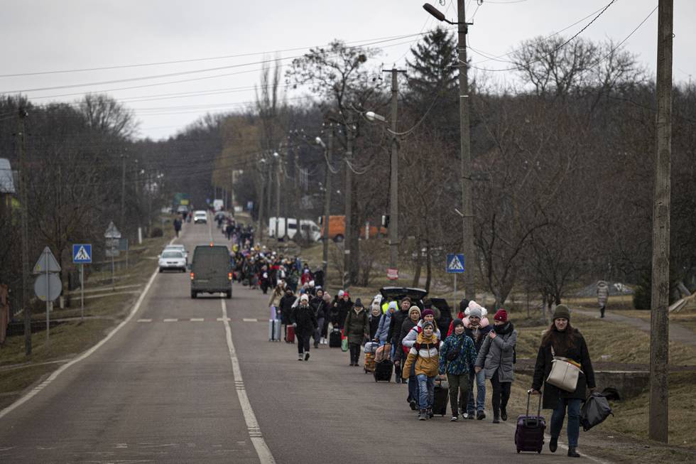 Ukrainske flyktninger på vei mellom Lviv og Shehyni vest i Ukraina. Foto: Marc Sanye / AP / NTB