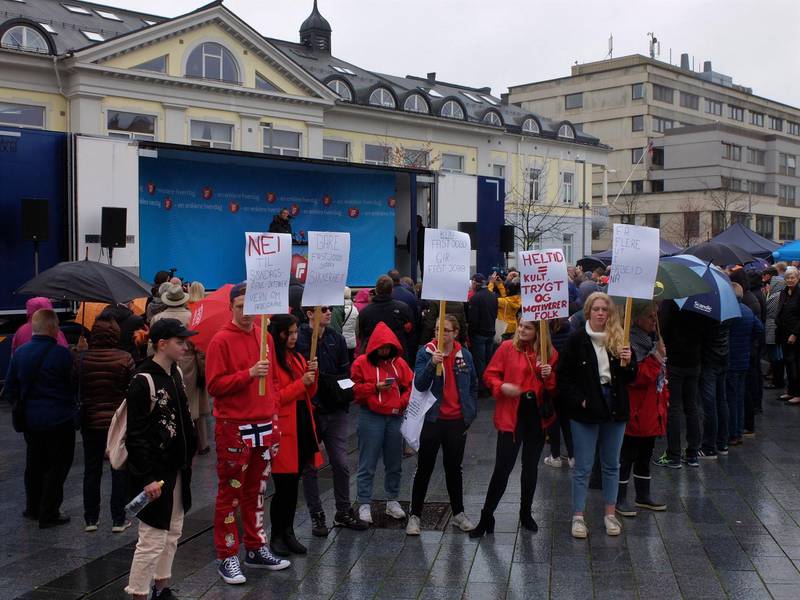 Sylvi Listhaug besøker Drammen 1. mai, som hun også gjorde i 2018, da det var varslet at folk ville reise langveisfra for å fylle Strømsø torg. En gruppe lokale demonstranter møtte opp og viste arrangementet ryggen.