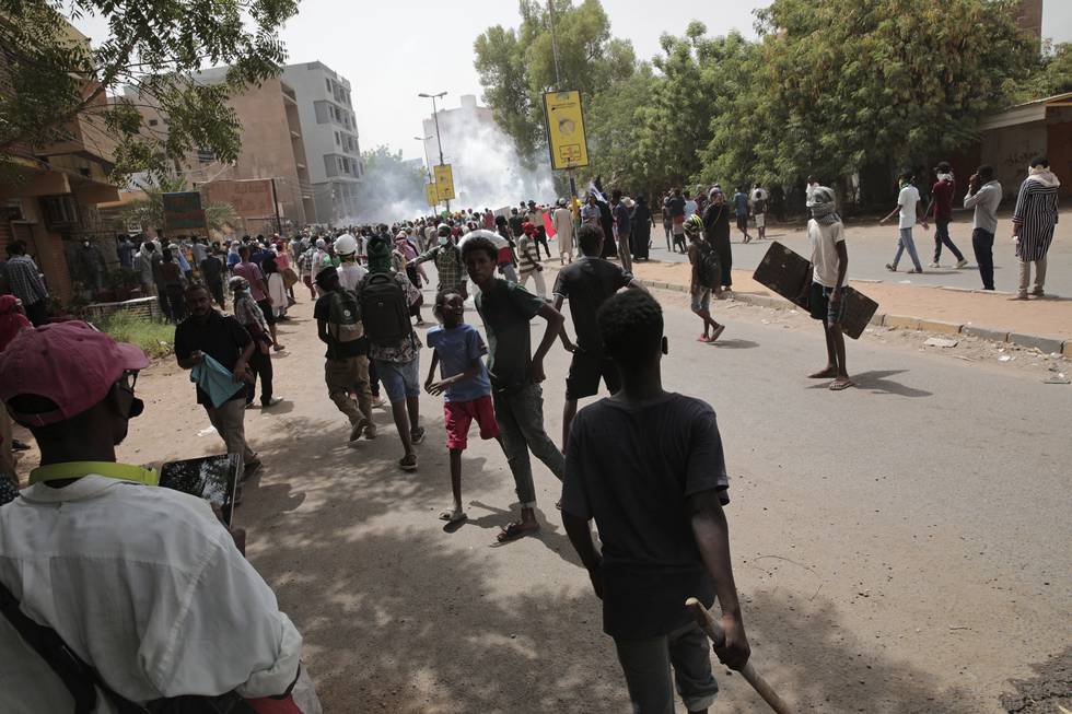 To demonstranter ble drept da sikkerhetsstyrker slo til mot demokratiforkjempere i Sudans hovedstad Khartoum lørdag. Foto: AP / NTB
