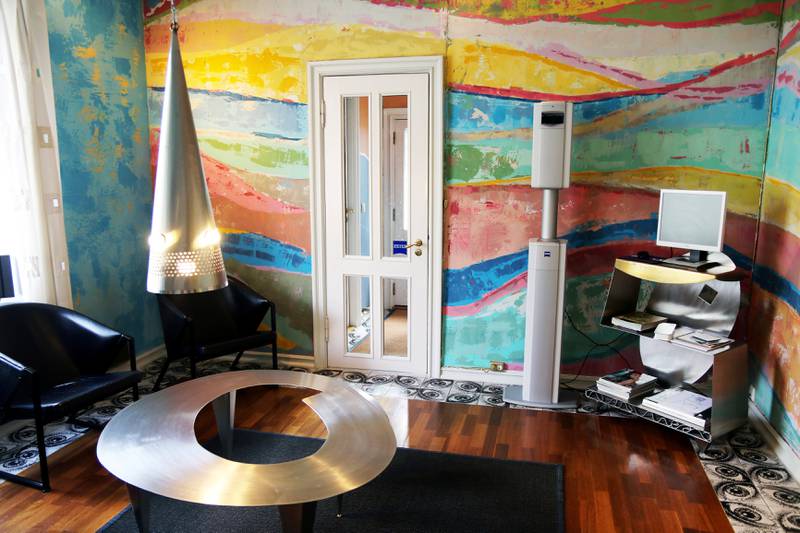 Randy Naylor har brukt sparkel med fargepigmenter på veggene i venterommet. Spesialfliser med motiv av øye i gulvet. Foto: Stein Roger Fossmo