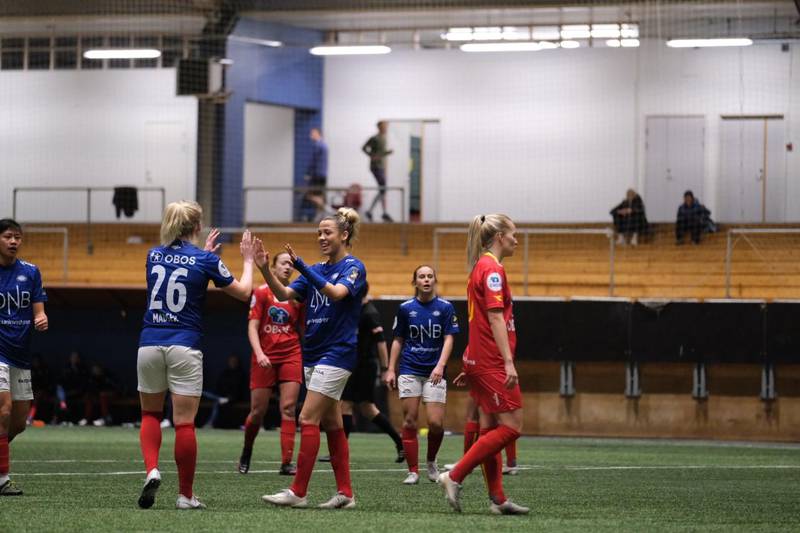 Celin Ildhusøy gratuleres med sin 3-0-scoring mot slutten av den tredje omgangen i Vålerengas treningskamp mot Røa.