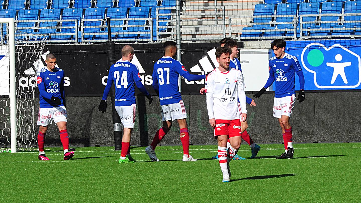 Magnus Bech Riisnæs og Vålerenga feirer 1-0-scoringen mot Fredrikstad FK på Intility Arena fredag.