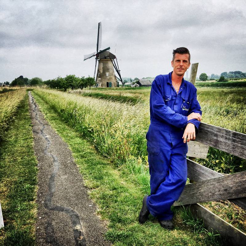 Bjorn van Ouden er museumsguide og bor i en av de 19 vindmøllene i Kinderdijk. Her øses vannet fra lavlandet opp i elven som renner 3,3 meter høyere opp. ALLE FOTO: CHRISTINE BAGLO
