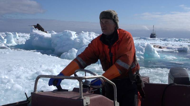 Ishavsskipper Bjørne Kvernmo er ute på isen for å se etter sel. 