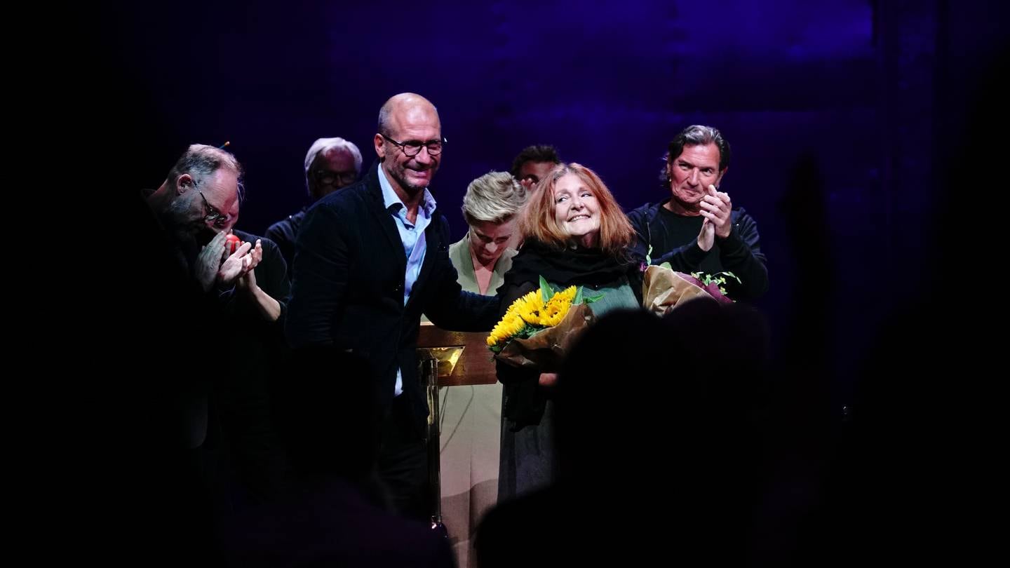 Forfatter og dramatiker Cecilie Løveid på scenen under markeringen av hennes 70-årsdag på Den Nationale Scene i Bergen, 4. august 2021