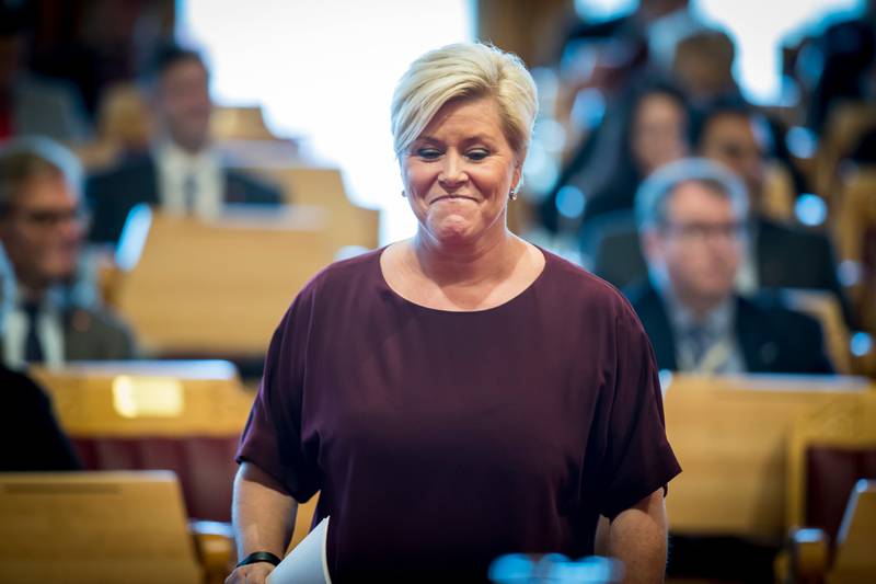 Finansminister Siv Jensen (Frp) på vei til talerstolen for å legge frem regjeringens forslag til statsbudsjettet 2018 på Stortinget. 