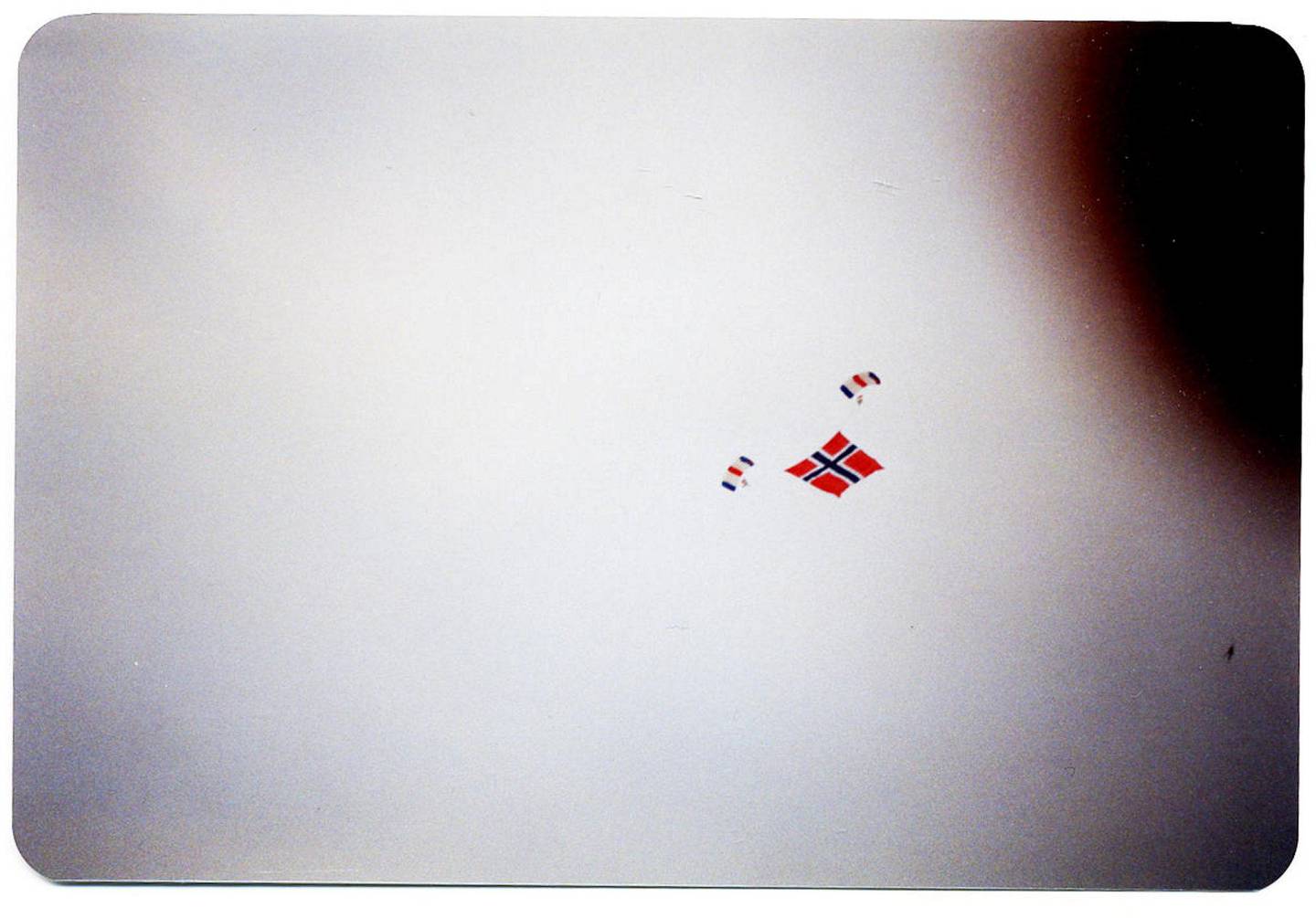 Historisk: Fallskjermhopperne med det norske flagget ankommer åpningsseremonien, foreviget av pappa. Foto: Alfred Unosen