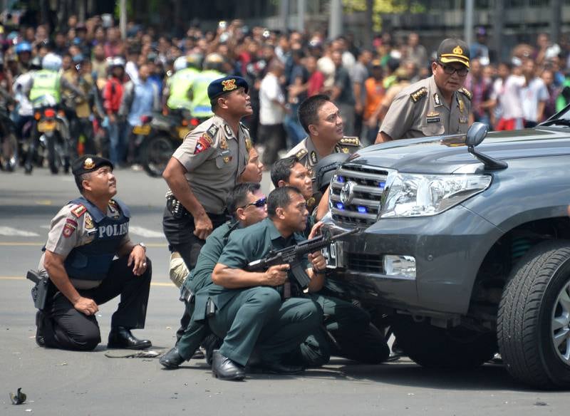 Indonesisk politi midt i aksjonen mot terroristene i Jakarta i går. IS hevder å stå bak, og politisjefen i Jakarta har også sagt det. FOTO: BAY OSMOYO/NTB SCANPIX