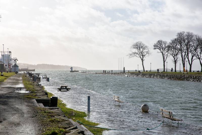 Mandag 17. februar var det ekstra høy vannstand på Sjøbadet og i Kanalen.