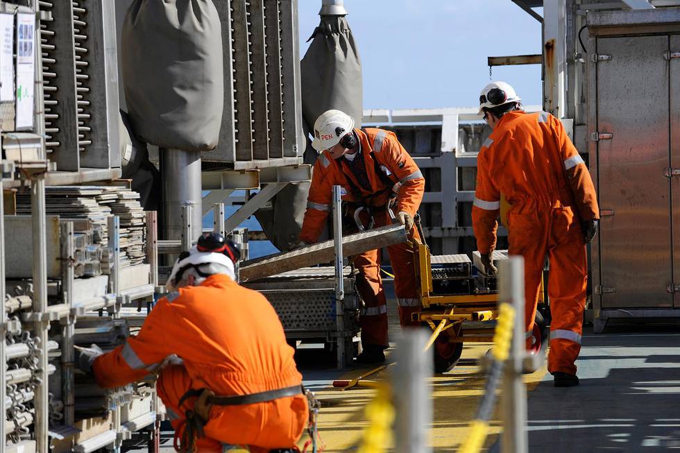 NORDSJØEN 20090527: Sleipner er den nest største gassmaskinen i Nordsjøen (etter Troll). På Sleipner er det blitt lagret CO2 i grunnen lenger enn noe annet sted i verden.  Her foregår stillasarbeid. Arbeidere i orange vernedresser og hjelmer.Foto: Marit Hommedal / SCANPIX