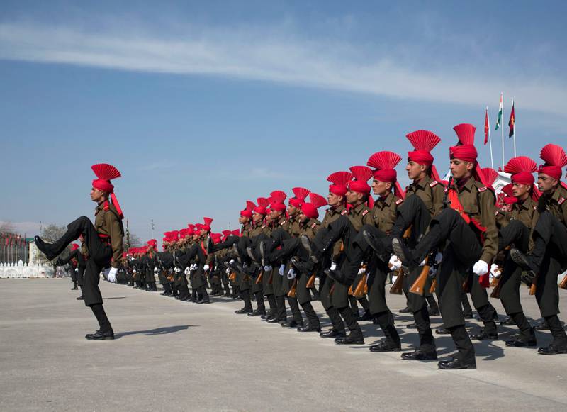 India vil modernisere sitt lenge underprioriterte forsvar. Her er Jammu Kashmir-regimentet av Indias hær under en militæroppvisning i Srinagar, i mars. FOTO: DAR YASIN/NTB SCANPIX