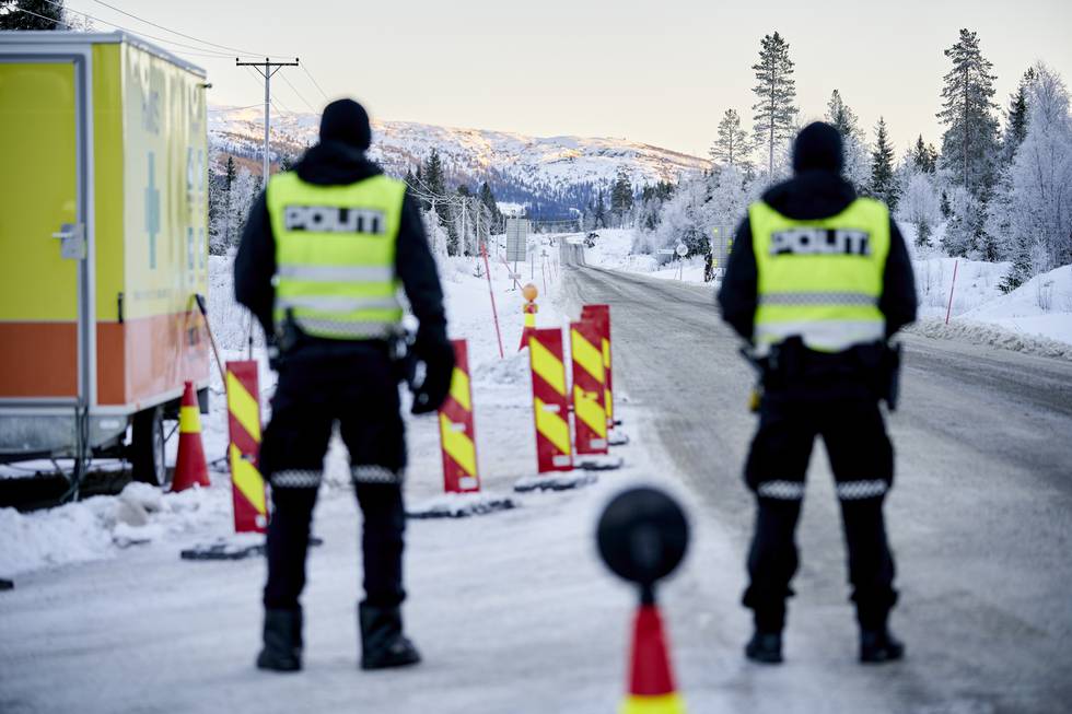 Politiet gjennomfører grensekontroll i Meråker, ved grensen mot Sverige. Foto: Ole Martin Wold / NTB