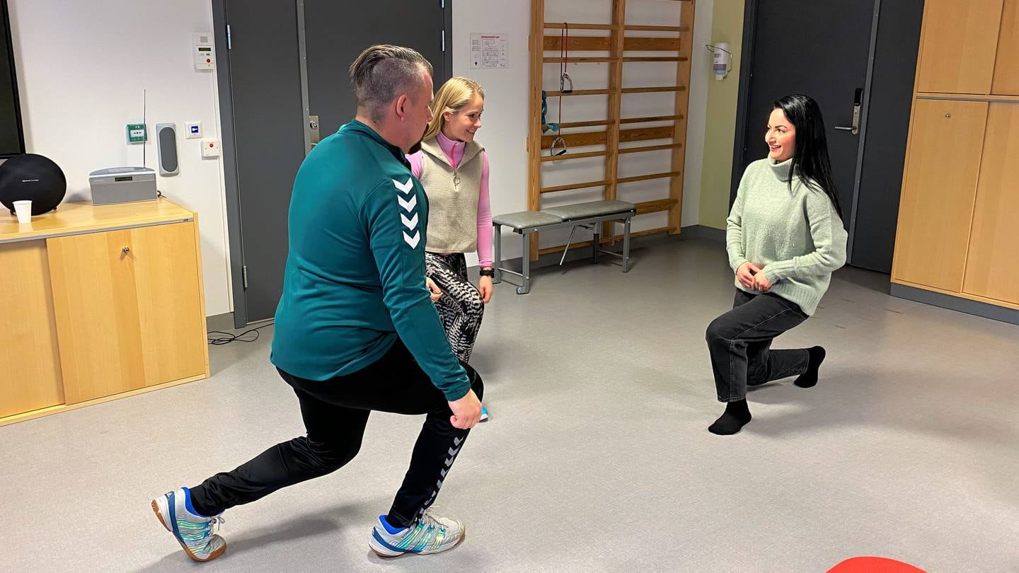 Jan Henry Hansen og Sara Aziz får treningsveiledning av fysioterapeut Ingrid Oldervik.