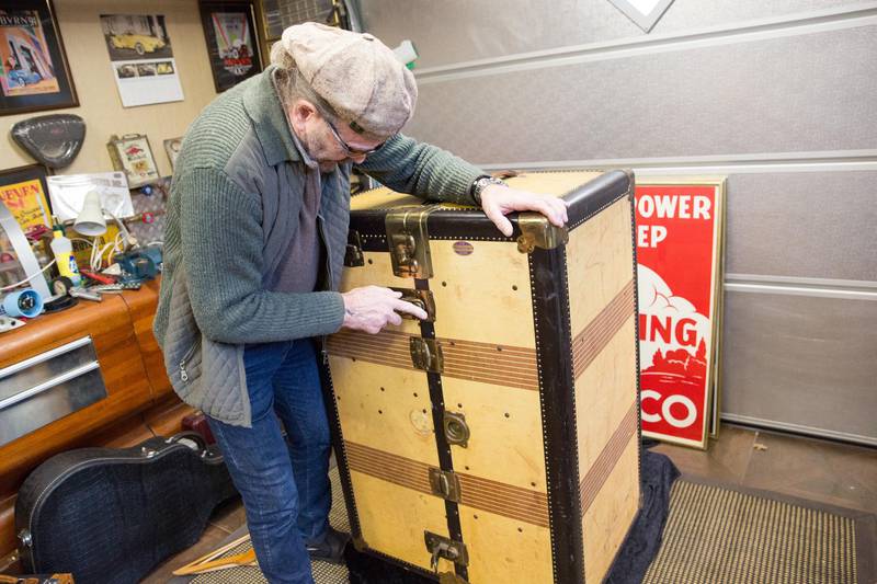 Kofferten ble brutt opp før den ble solgt fra dødsboet. Arvid Munthe Johannesen jobber nå med å restaurere den originale låsen.