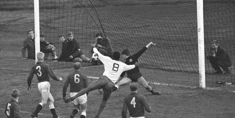 Landskamp Norge – Portugal i 1967. Eusebio scorer på Kjell Kaspersen på Ullevaal. FOTO: SVERRE A. BØRRETZEN/NTB SCANPIX