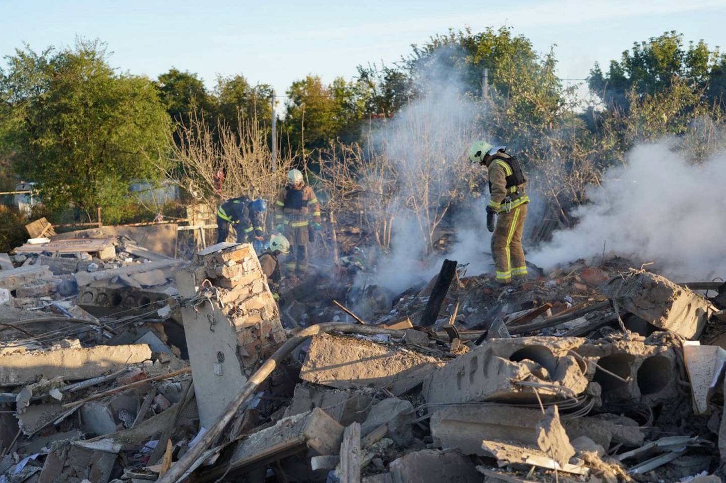 Ukrainsk redningspersonell undersøker et hus som ble ødelagt etter et angrep i Sumy, nordøst i landet.