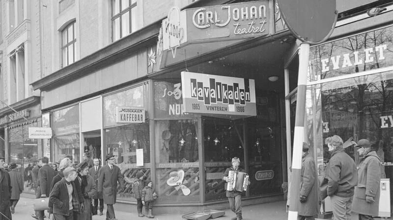 CARL JOHAN-TEATRET KINO 1966: Mange av Kristianias første kinoer het noe med teater, kanskje fordi det hørtes finere ut. Carl Johan-teateret åpna i bakgården til Karl Johans gate 39 i 1914. Sommeren 1931 ble kinoen nedlagt, men gjenoppsto som teater samme høst. Fra 1952 til 1982 var det igjen kino i lokalene.