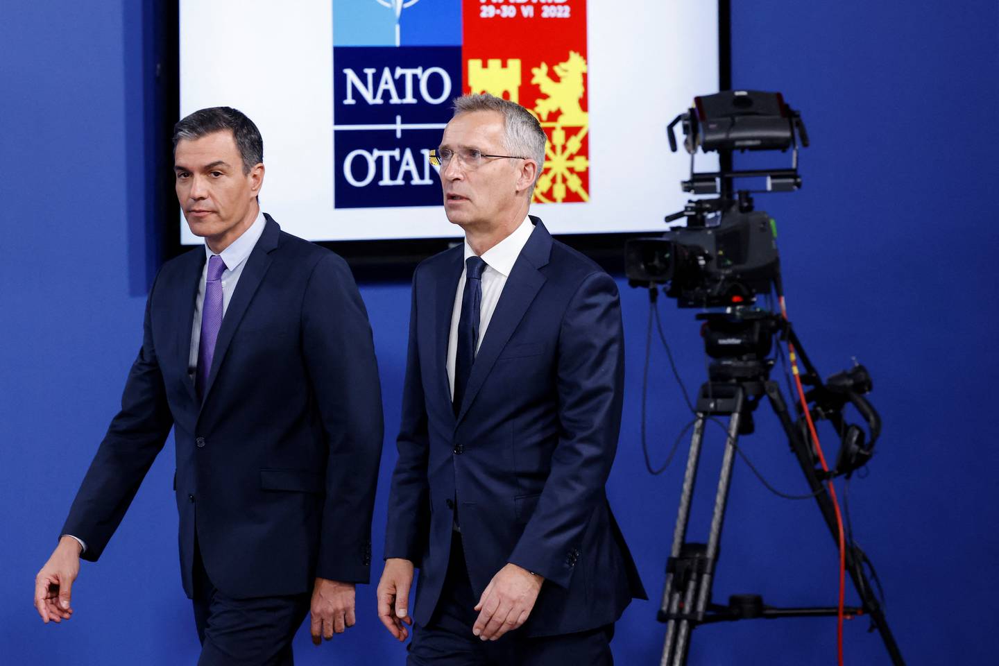 Natos generalsekretær Jens Stoltenberg og Spanias statsminister Pedro Sanchez på vei for å møte pressen i Madrid tirsdag.