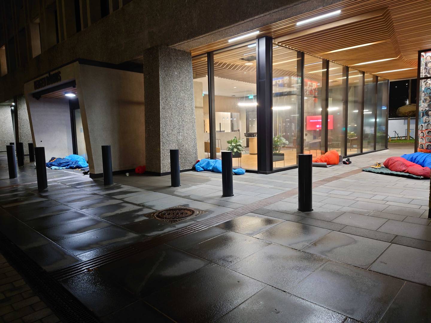 Rumenske hjemløse sover på gaten for første gang etter at akuttovernattingen ble nedlagt. De sov utenfor rådhuset i Bergen.