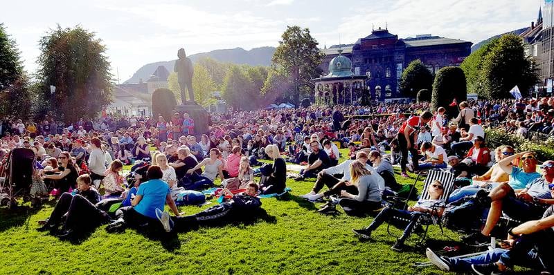 Det var enormt med folk som hadde møtt opp på Festplassen for å følge med på herrenes fellesstart på Bergen-VMs siste dag søndag. Foto: Pål Karstensen