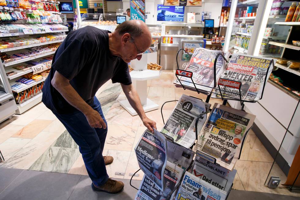 OSLO  20150715.
Illustrasjonsbilde av ulike handlesituasjoner i en Narvesen kiosk. 
Her; En eldre mann kjøper en avis.
Foto: Heiko Junge / NTB scanpix
NB! MODELLKLARERT