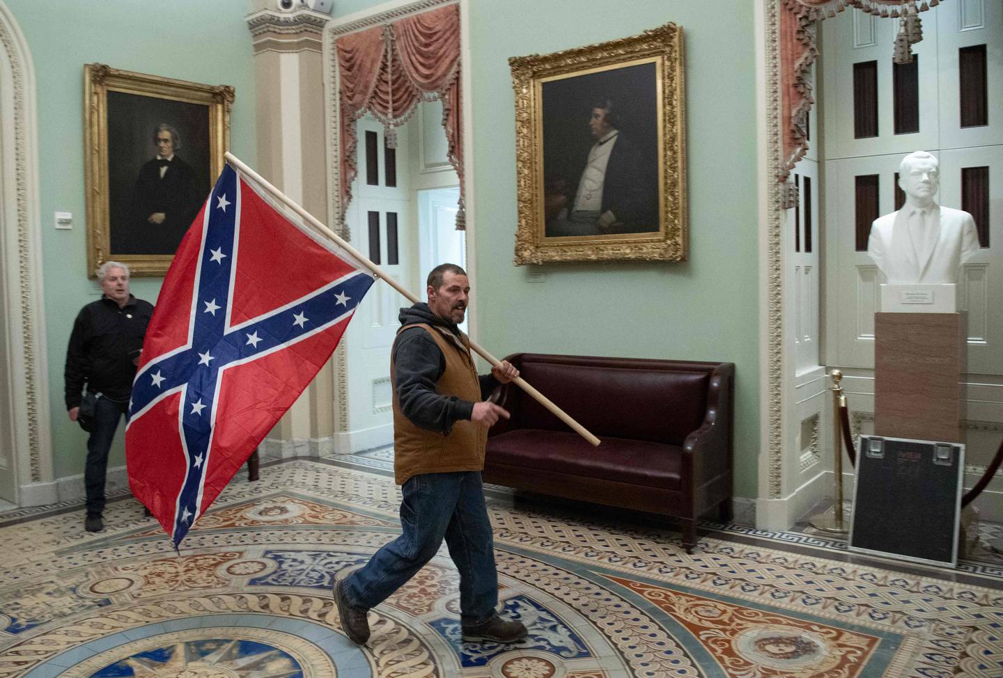 En Trump-supporter med et sørstatsflagg under stormingen av den amerikanske kongressen 6. januar 2021.