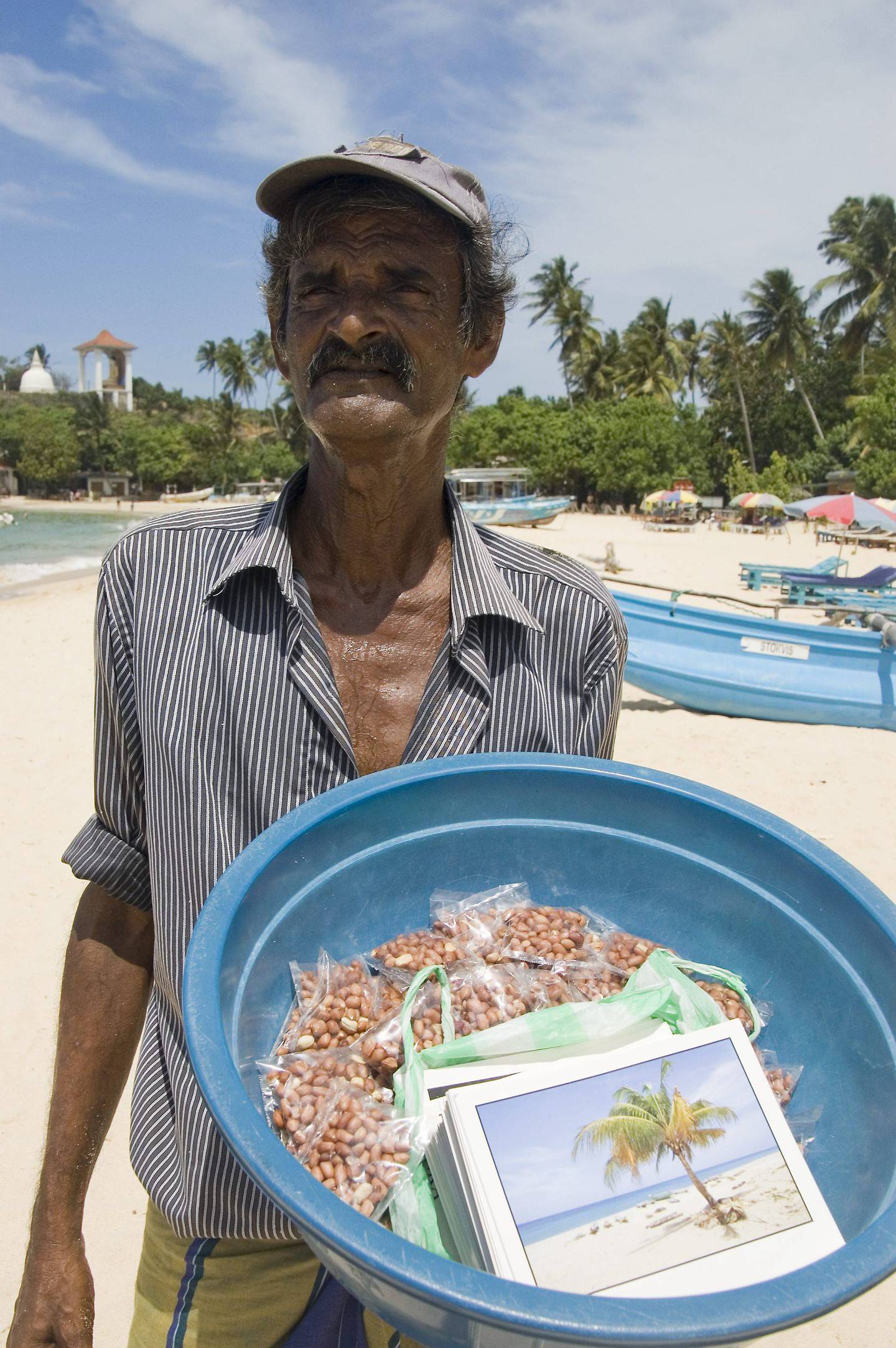 OVERLEVDE: Postkortselgeren Piyadasa Daya løp for livet da tsunamien slo inn over land for ti år siden. FOTO: VERONICA RÖNNLUND
