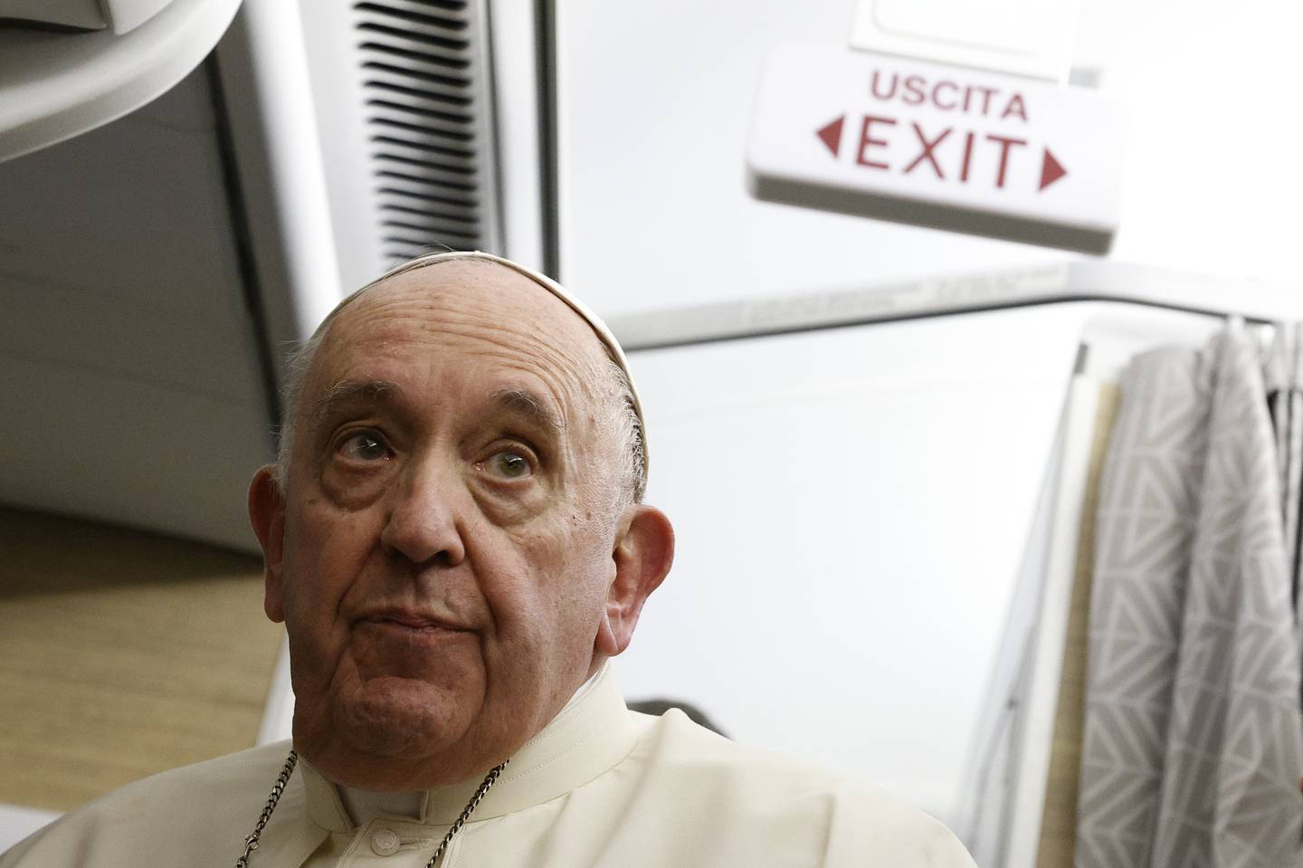 Pave Frans om bord på flyet tilbake til Canada. Foto: Guglielmo Mangiapane / Pool via AP / NTB