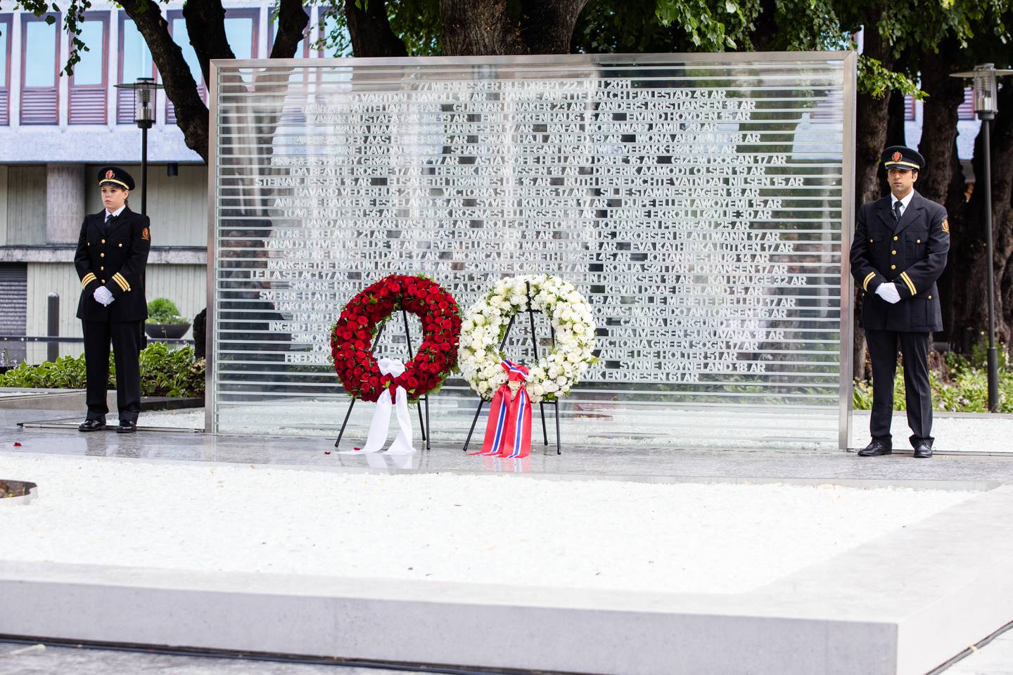 Et midlertidige minnesmerket ble satt opp i Regjeringskvartalet i 2018. Navn og alder på hvert av ofrene står skrevet på minnesmerket.