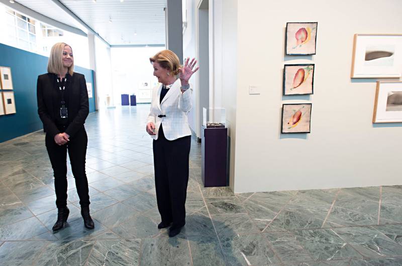 Det har vakt debatt at Kode-direktør Karin Hindsbo har invitert dronning Sonja (til høyre) som den eneste kunstneren som stiller ut ved gjenåpningen av det tradisjonsrike utstillingsbygget Kode 1 i Bergen. Her viser de to fram dronningens utstilling. Dagsavisens anmelder er kritisk til invitasjonen og utstillingen. FOTO: MARIT HOMMEDAL/NTB SCANPIX