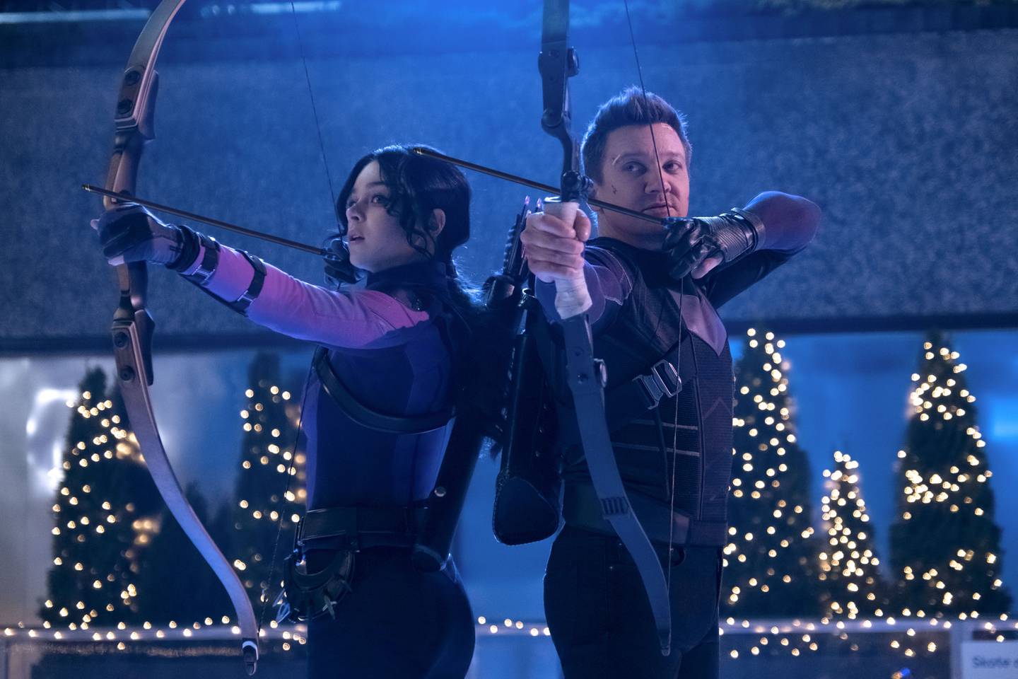 Gamle Hawkeye (Jeremy Renner) får selskap av etterfølgeren sin Kate Bishop (Hailee Steinfeld) i Marvel-serien som er like mye julefilm som den er superhelteventyr.